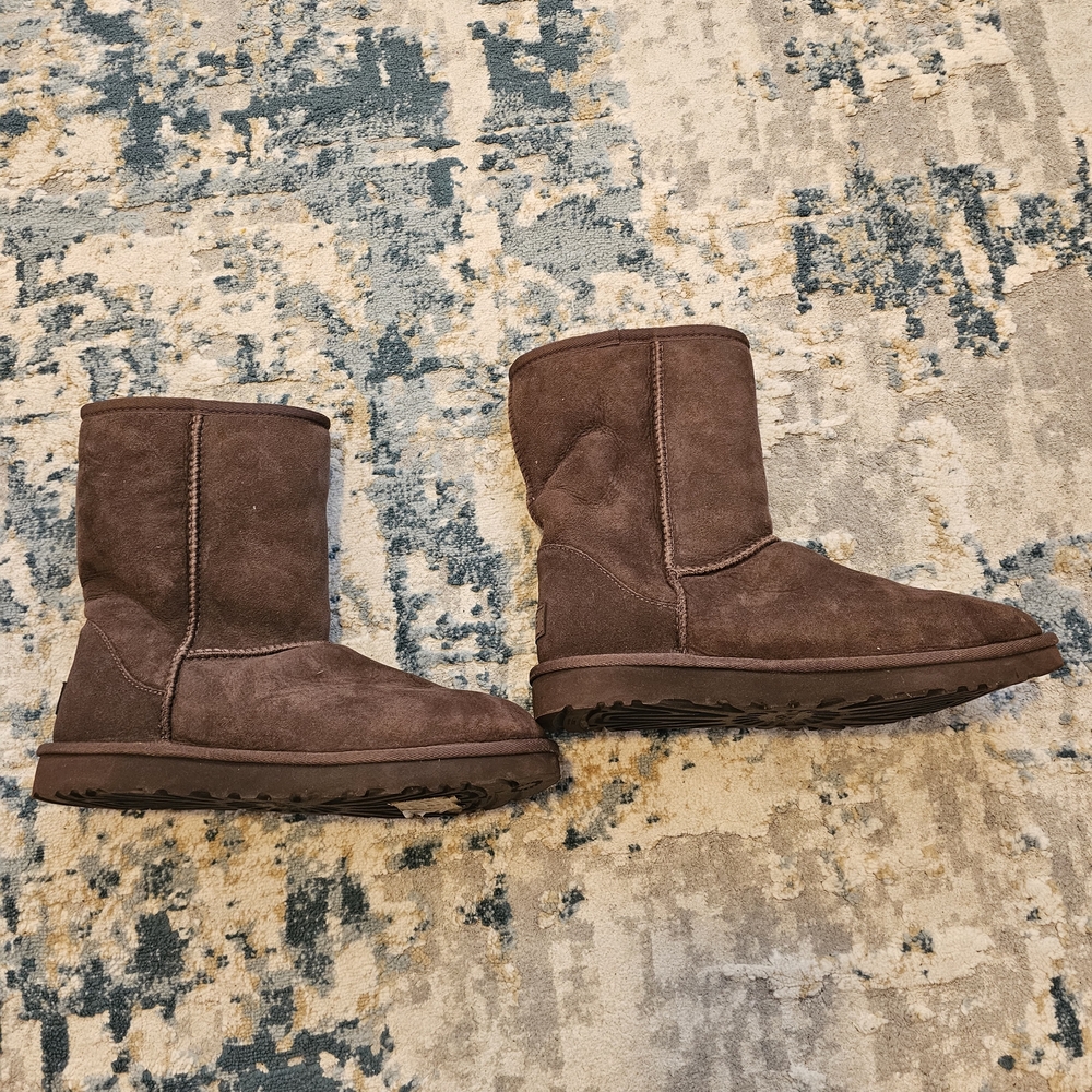 UGG Classic Short Boots Burgundy Women Size 9 New Without Box Authentic